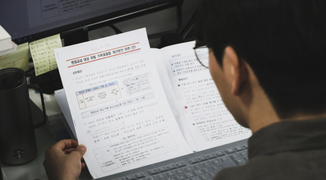 업무 보는 박정재 보건복지부 청년보좌역. <이민우 기자>